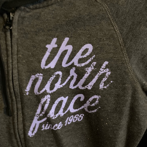 👚(bundle 4 items w/👚for $16) North Face sweatshirt - Picture 3 of 9